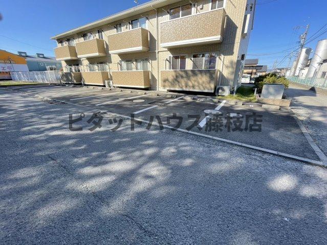 榛原郡吉田町川尻アパート 駐車場