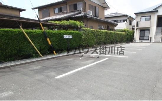 菊川市西方アパート 駐車場