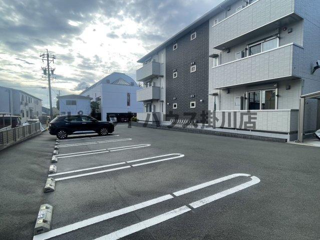 磐田市三ケ野台アパート 駐車場