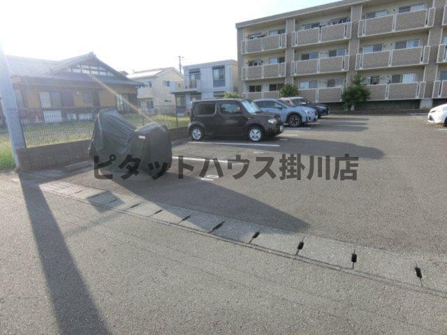 菊川市下平川マンション 駐車場