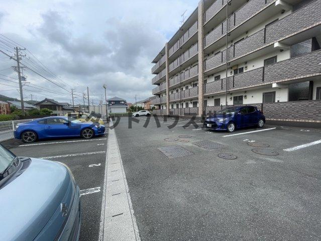 袋井市豊沢マンション 駐車場