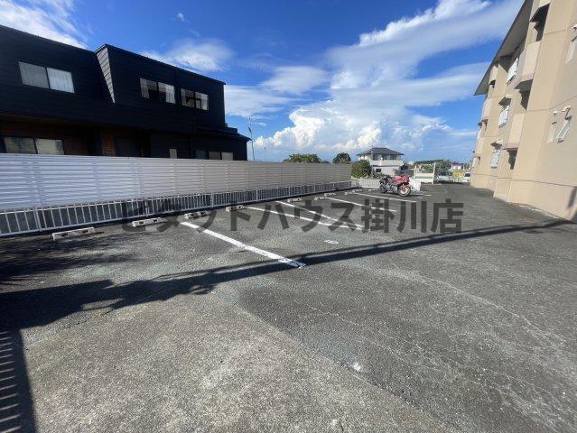 袋井市長溝マンション 駐車場