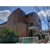 きれいな外観の鉄骨造のマンション。