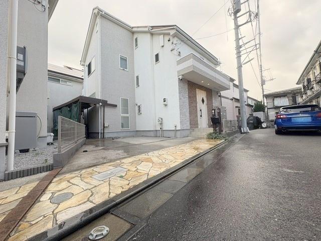 間口10.39mのゆとりある敷地。 駐車がしやすく、大型車にも対応可能です。 車種によりますが、軽自動車であれば2台の駐車も可能です。