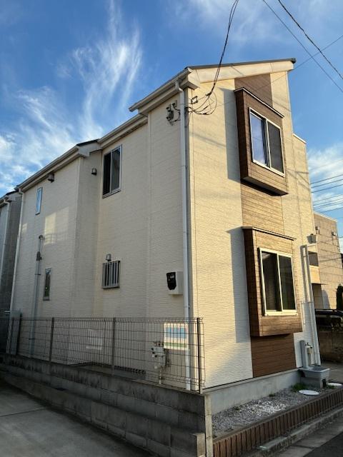 落ち着いた住環境に調和する外観。新規リフォーム済で清潔感のある佇まいです。