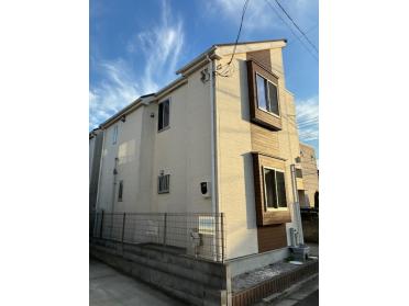 落ち着いた住環境に調和する外観。新規リフォーム済で清潔感のある佇まいです。