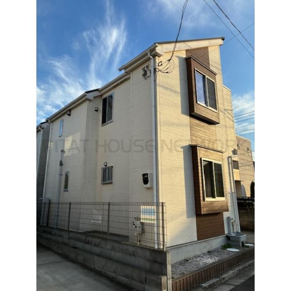 落ち着いた住環境に調和する外観。新規リフォーム済で清潔感のある佇まいです。