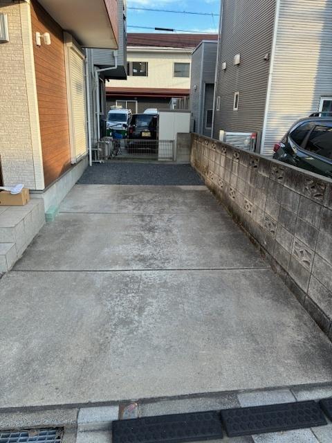 車種により2台駐車可能（車種による）。ご夫婦での利用や来客時にも便利なゆとりのスペース。
