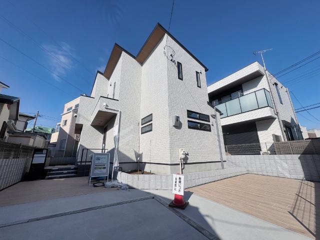 広いエントランスが印象的な洗練デザインの外観。街並みに調和しながらも存在感を放つ、建売の枠を超えた上質な佇まいです。