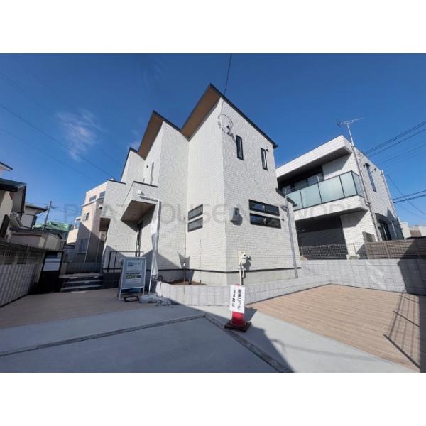 広いエントランスが印象的な洗練デザインの外観。街並みに調和しながらも存在感を放つ、建売の枠を超えた上質な佇まいです。