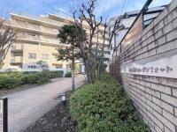 総戸数165戸の大規模マンション。落ち着いた色調と品のあるデザインで、周囲の街並みに調和した外観が魅力です。