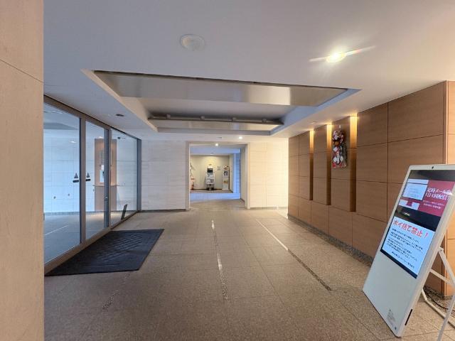 オートロック完備で安心のエントランス。落ち着いたデザインと清潔感ある共用空間が、居住者をやさしく迎え入れます。