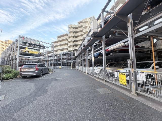 敷地内に立体機械式駐車場を完備。大規模マンションならではの効率的な駐車スペースです。