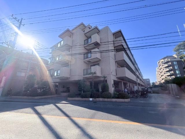 南向き・南西角住戸のある「調布ロイヤルハイツ」。京王線「調布」駅徒歩13分、北多摩病院が目の前にあり生活利便性の高い立地です。長期修繕計画書のある、管理体制良好なマンションです。