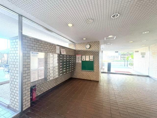 落ち着いた雰囲気のエントランス。管理の行き届いた共用部が、住まう方と来訪者を心地よく迎えます。