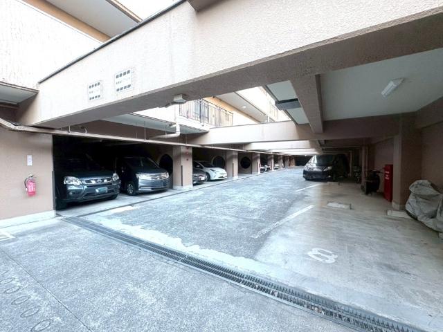 敷地内に自走式駐車場を完備。出し入れがしやすく、日々のお車利用もスムーズです。