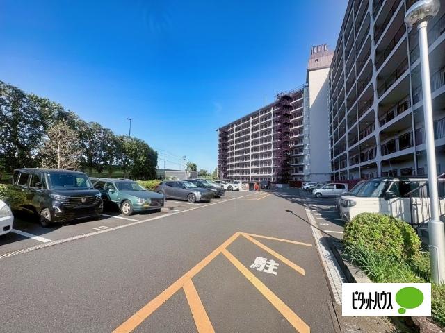 出し入れしやすい平面自走式駐車場を完備。お車をお持ちの方にも安心です。