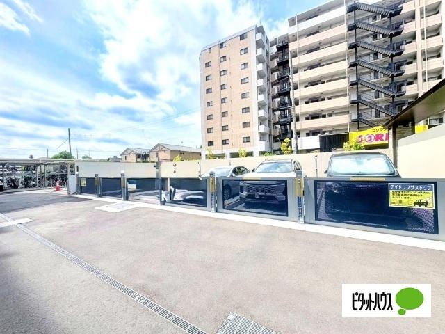 敷地内駐車場有。機械式18台・平置き5台