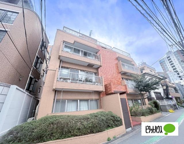 落ち着いた街並みに調和する外観。目黒駅徒