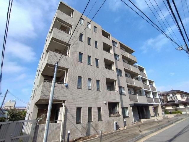 重厚感ある外観が安心と安定を印象づけるマンション。