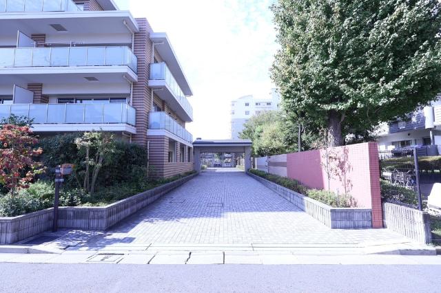 ☆入庫しやすい駐車場入口☆