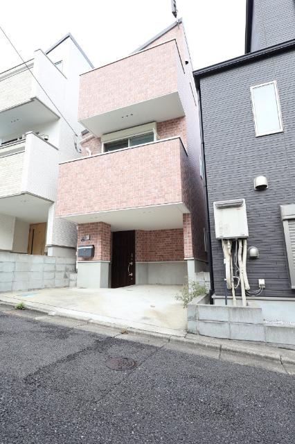 前面道路、交通量が少なめで、小さなお子様の通学にも安心です。