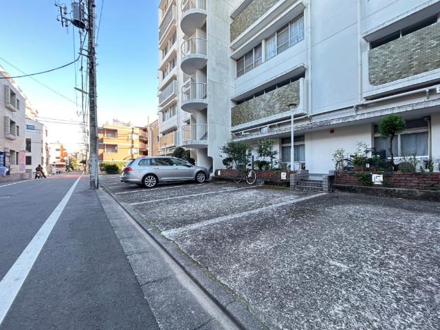 ☆利用しやすい平地駐車場☆