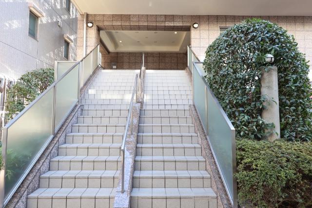 ☆緑に囲まれたエントランスが心地よい雰囲気を演出☆