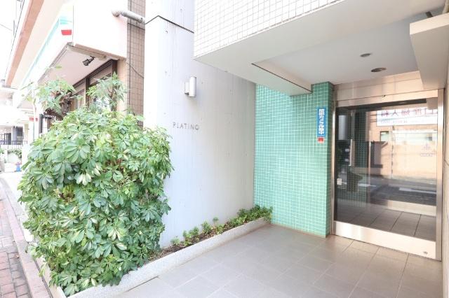 ☆緑に囲まれたエントランスが心地よい雰囲気を演出☆