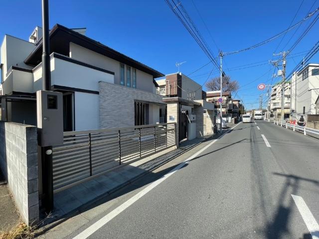 ☆落ち着いた色調の外観が街並みに調和する住まい☆