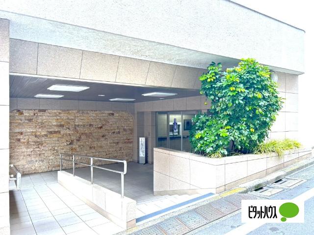 ☆緑に囲まれたエントランスが心地よい雰囲気を演出☆