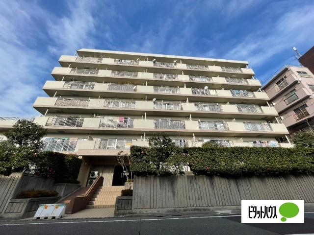 ☆緑豊かな植栽に囲まれた、親しみやすい外観。落ち着いた色調の外観が上品な印象を与えます。☆