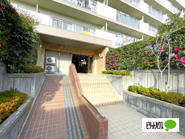 ☆緑に囲まれたエントランスが心地よい雰囲気を演出。来客にも好印象の洗練されたデザイン。☆