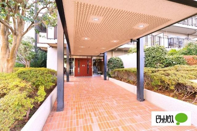 ☆緑に囲まれたエントランスが心地よい雰囲気を演出。☆