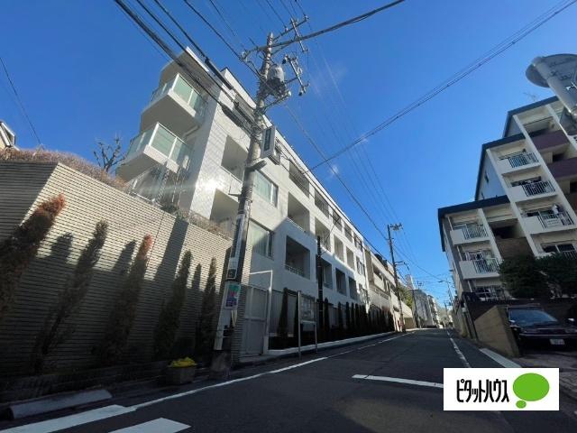 ☆緑豊かな植栽に囲まれた、親しみやすい外観。通勤・通学に便利な駅近物件、外観も洗練されています☆