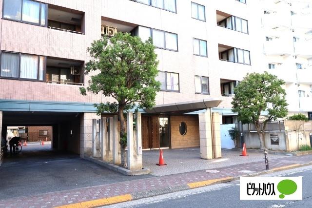 ☆緑に囲まれたエントランスが心地よい雰囲気を演出☆