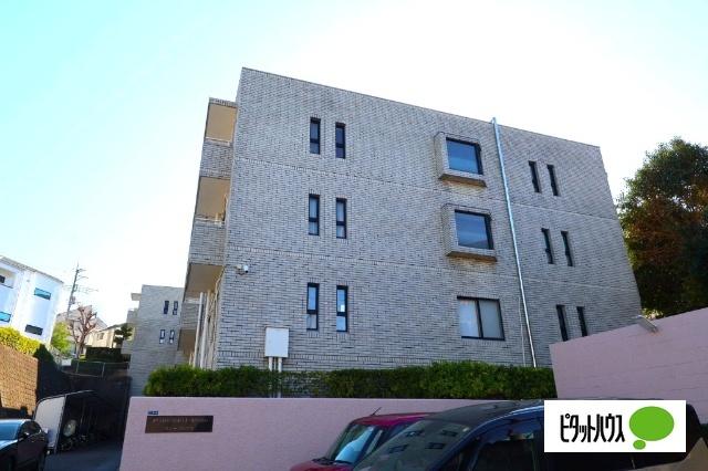 ☆緑豊かな植栽に囲まれた、親しみやすい外観。落ち着いた色調の外観が上品な印象を与えます☆