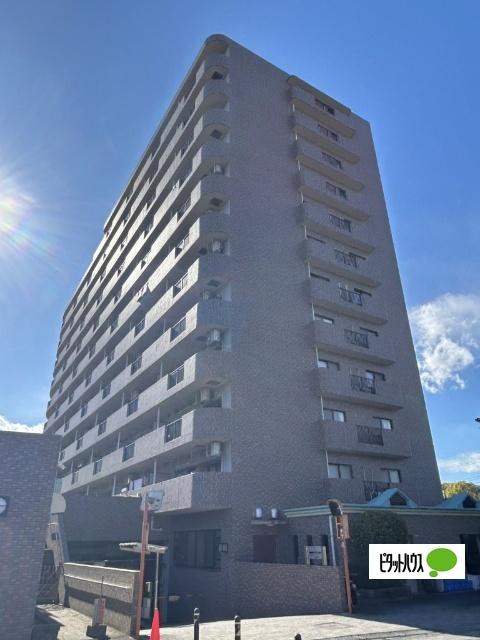 ☆空へと伸びる美しいフォルムが印象的な、高層マンションならではの洗練された外観です☆