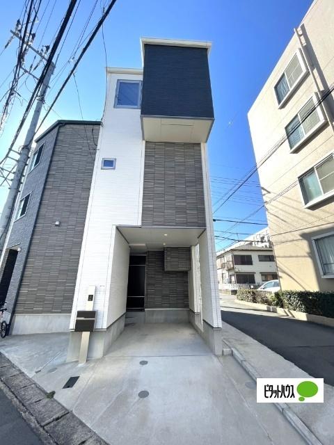 ☆落ち着いた色調の外観が街並みに調和する住まい☆