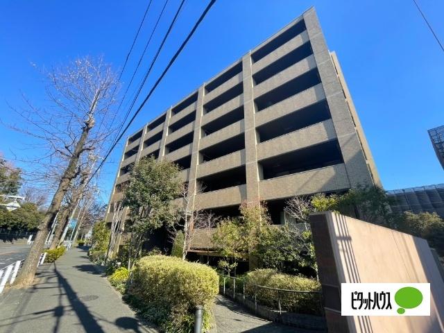 ☆緑豊かな植栽に囲まれた、親しみやすい外観。落ち着いた色調の外観が上品な印象を与えます☆