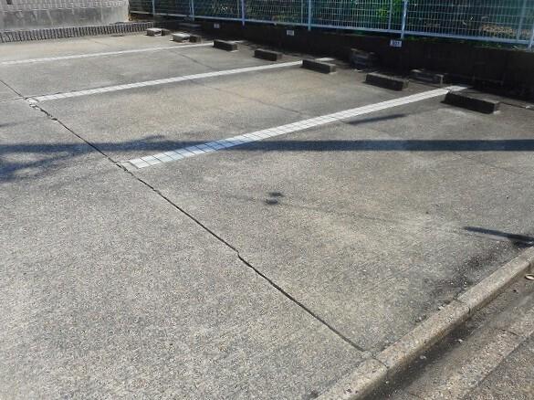 クインズコート（102） 駐車場