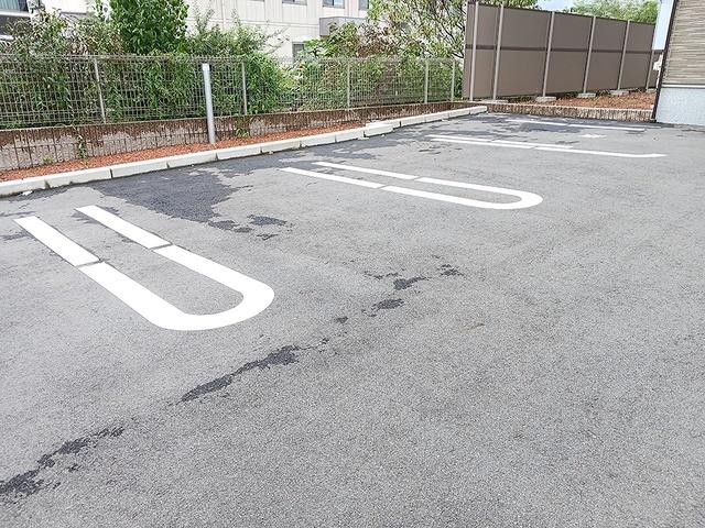 グレイスコート（202） 駐車場
