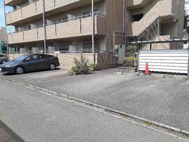 メゾンカルム（601） 駐車場