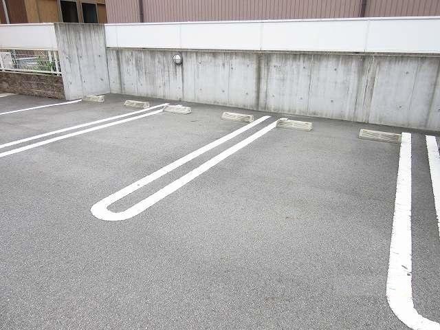 ボンヌ　シャンス　ｄ（201） 駐車場