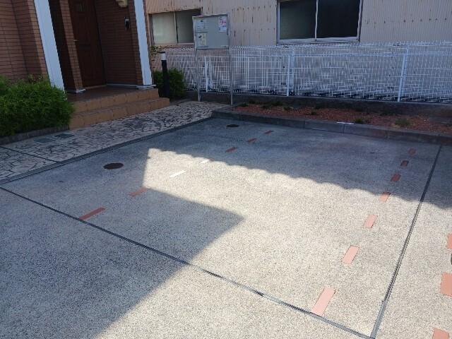 ピース　コート（103） 駐車場