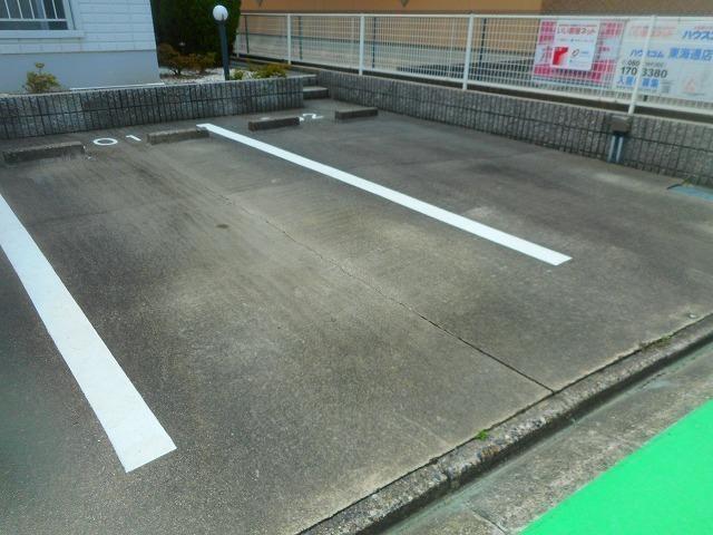 アーバンソレル（302） 駐車場