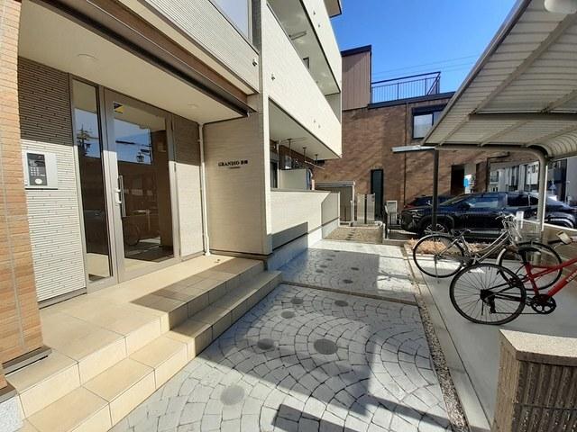 ＧＲＡＮＤＩＯ　春岡（303） エントランス