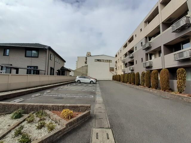 グラツィオーネ（305） 駐車場