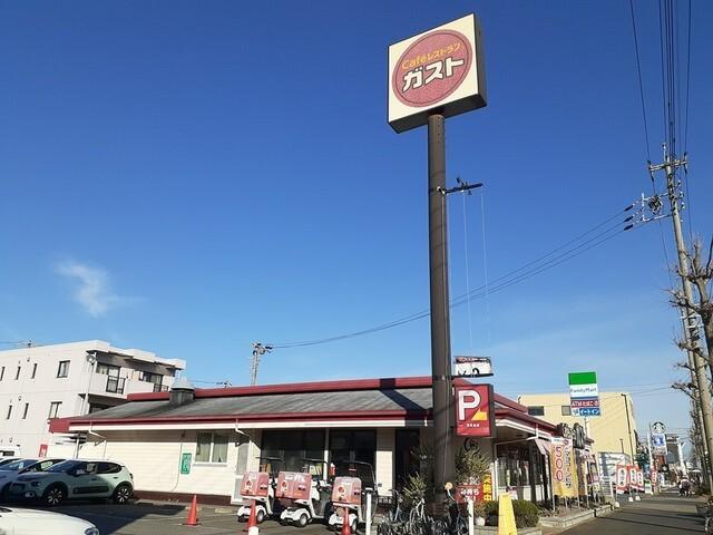 ガスト港東通店：900m