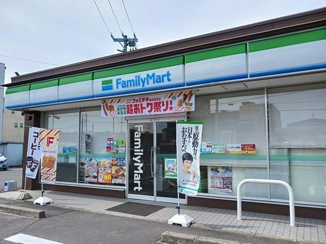ファミリーマート：130m